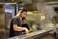 Bekerja di Industri Hiburan di Jepang: Tips untuk Seniman dan Kreatif